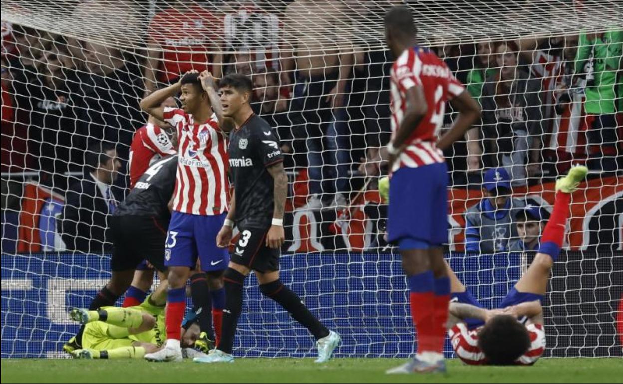 Los jugadores del Atlético se lamentan por el penalti fallado por Carrasco en el descuento. 