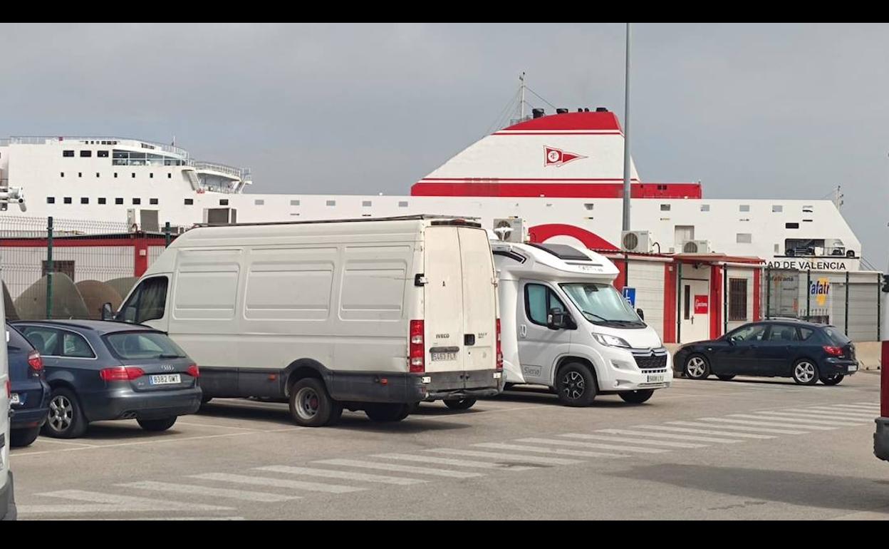 Imagen del buque en el Puerto de la Bahía de Cádiz. 