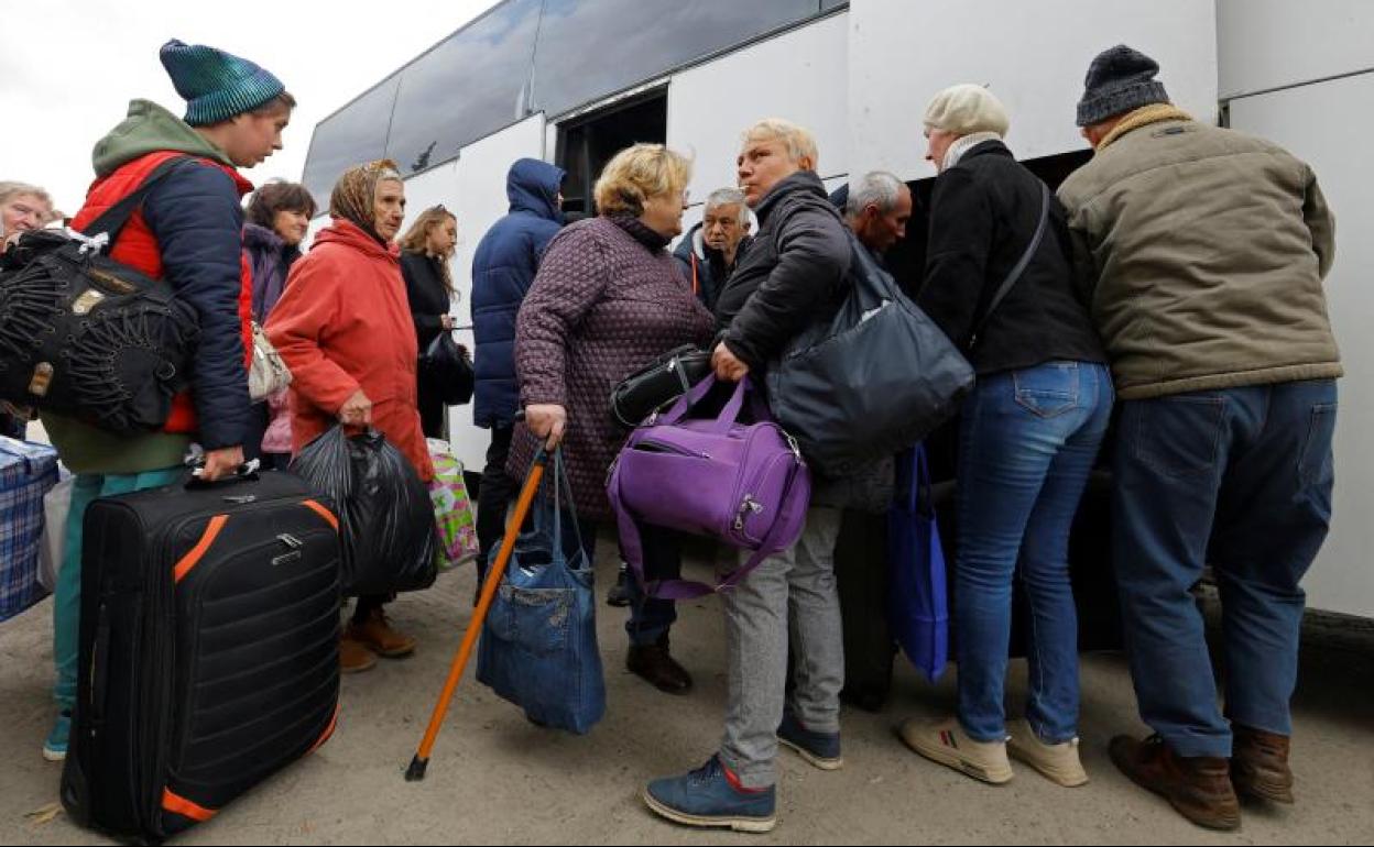 Civiles son evacuados de la localidad de Oleshky, perteneciente a Jersón. 