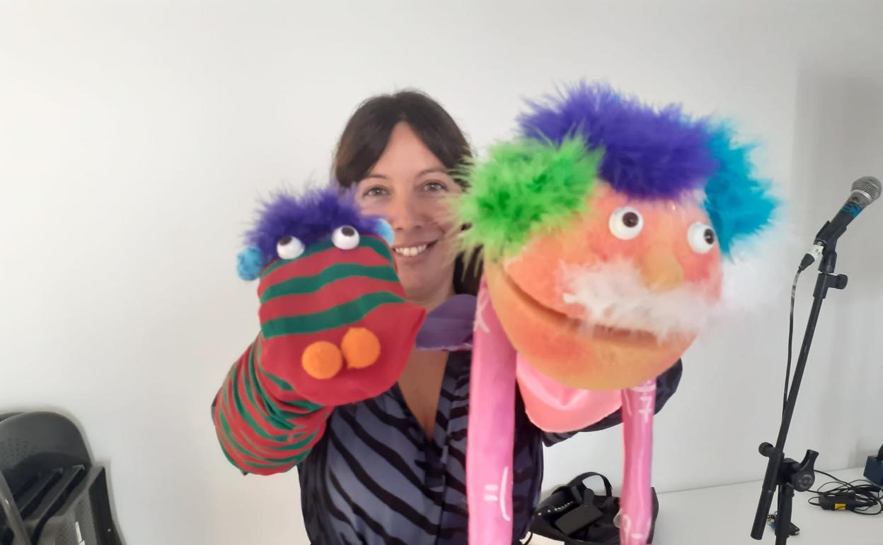 Mayte Pozo, con las marionetas. 