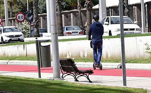 Un ciudadano circula con un patinete eléctrico por un carril bici de la capital grancanaria. 
