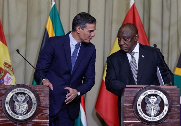 Sánchez este jueves en su rueda de prensa en Sudáfrica junto al presidente Cyril Ramaphosa . 