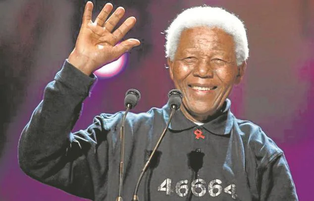 5-12-2013.  El expresidente de Sudáfrica Nelson Mandela murió a los 95 años de edad en compañía de su familia. Mandela se convirtió en 1994 en el primer presidente negro de la historia de su país y lideró, junto a su antecesor en el cargo y último líder del ‘apartheid’, Frederik De Klerk, una transición democrática que evitó una guerra civil entre blancos y negros en el país austral. Había salido de prisión cuatro años antes.