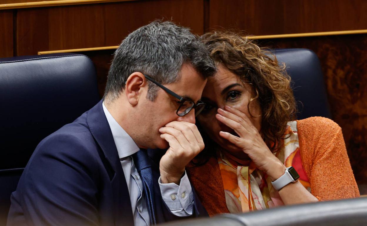 La ministra de Hacienda, María Jesús Montero, con el ministro de la Presidencia, Félix Bolaños. 