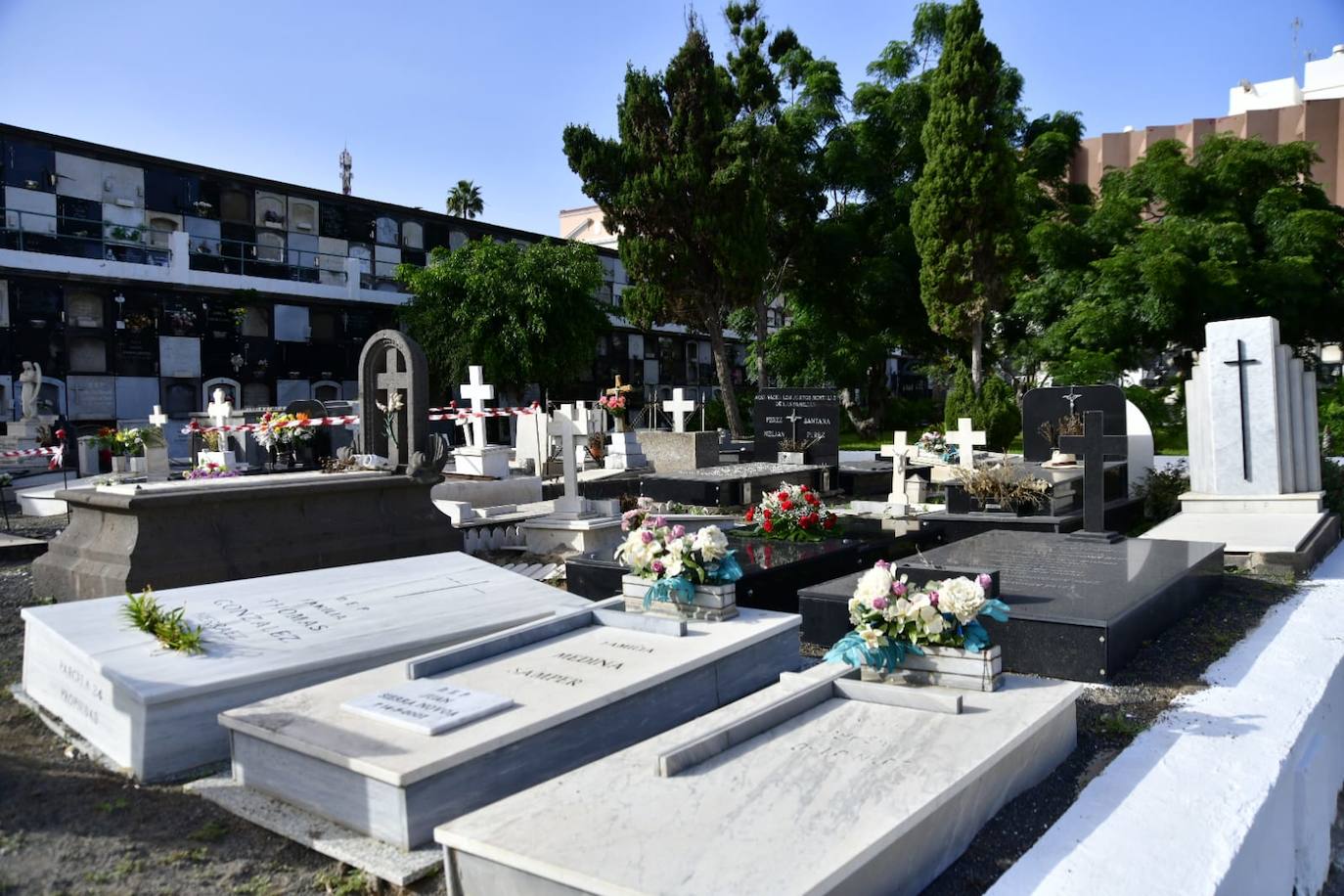 Fotos: Las flores se adueñan de los cementerios