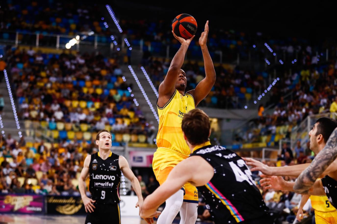 Fotos: Las mejores imágenes del derbi Granca-Lenovo