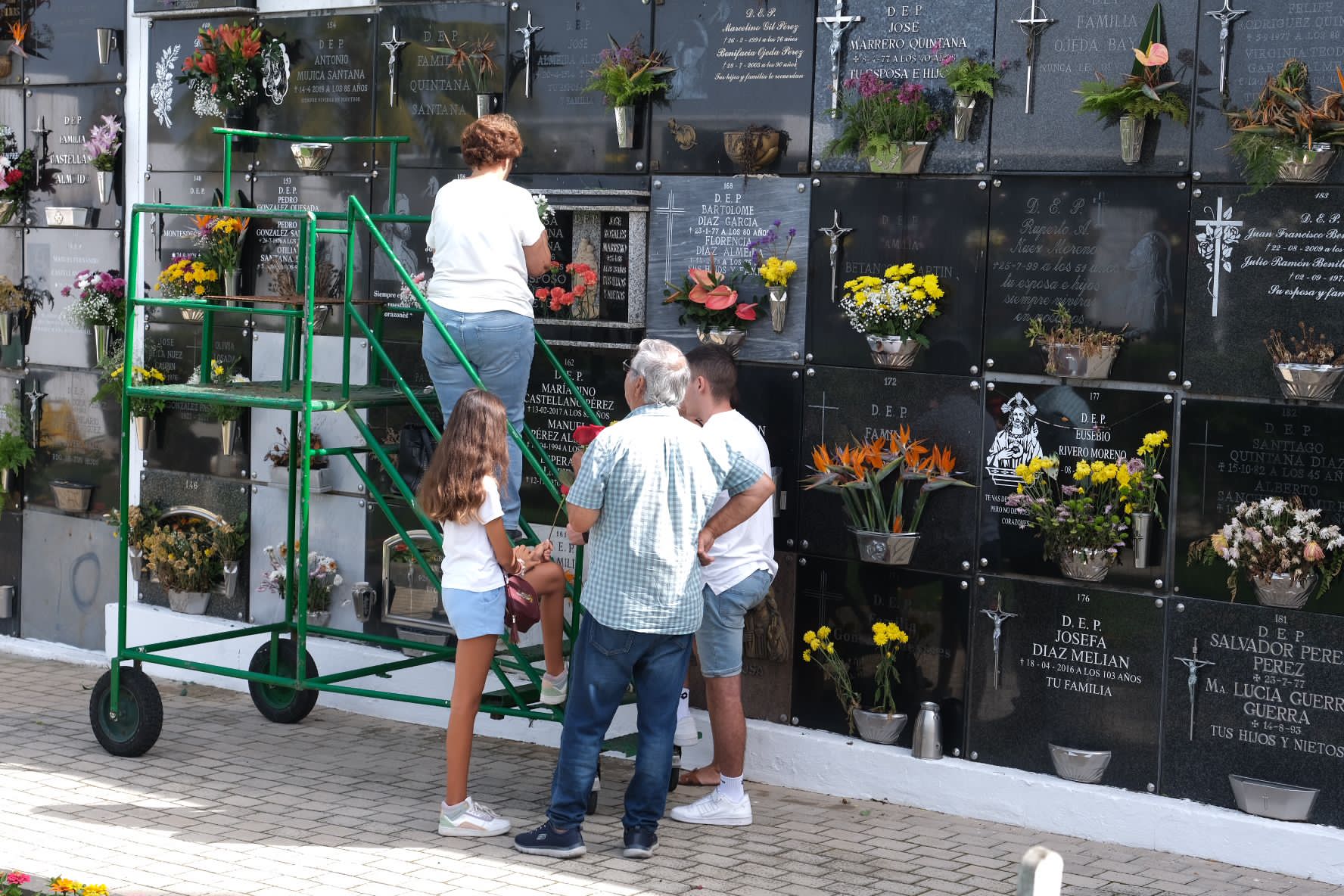 Fotos: Visita a los cementerios con la celebración de Todos los Santos
