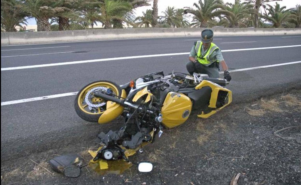Herido un motorista que colisionó con un coche estacionado