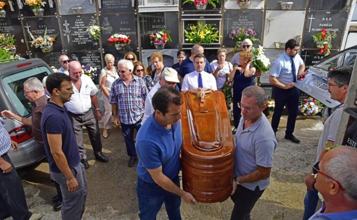 Entierro en el cementerio de La Atalaya del matrimonio hallado sin vida en su casa de La Feria. 
