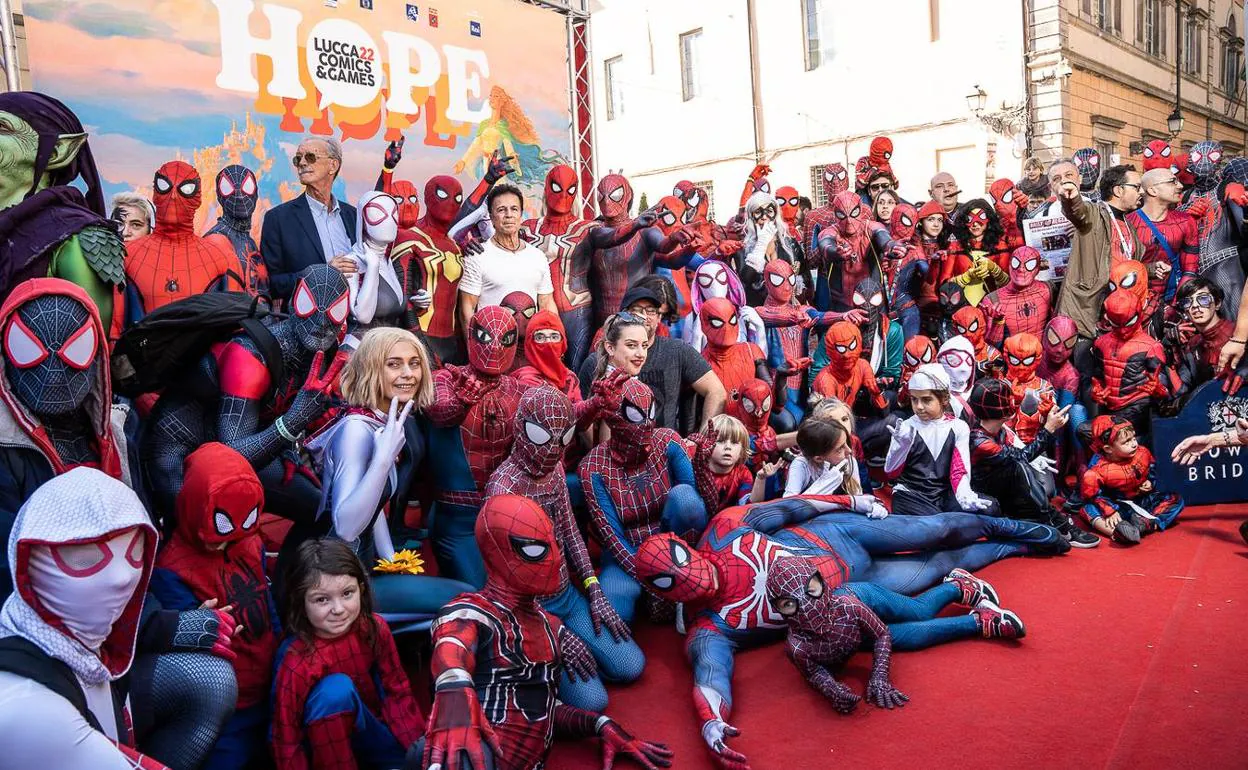 El legendario dibujante de Spider-Man John Romita Jr. (con camiseta blanca), rodeado de fans en Lucca.