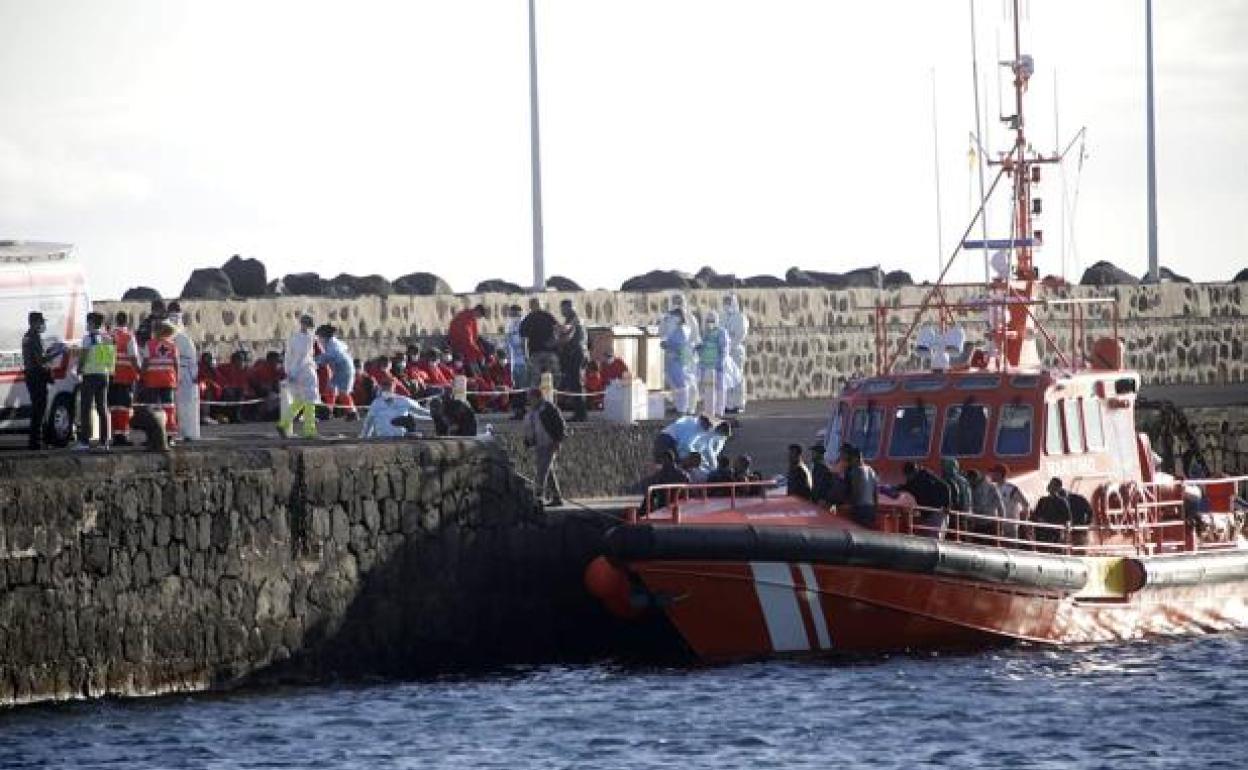 Imagen de archivo de migrantes llegando al muelle de Las Cebollas. 