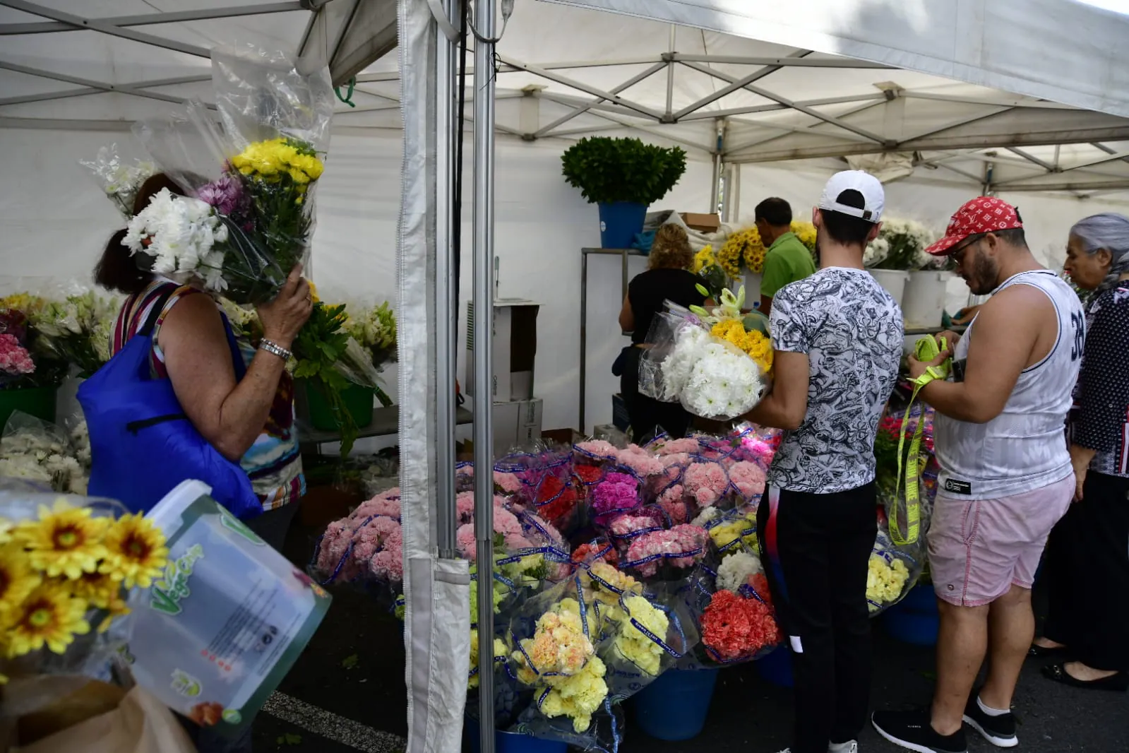 Fotos: Múltiples visitas en el cementerio de San Lázaro por el Día de Todos los Santos