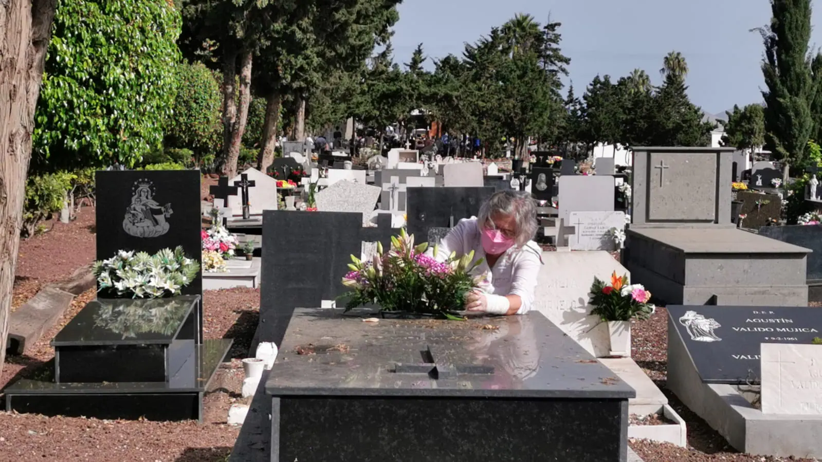 Fotos: Múltiples visitas en el cementerio de San Lázaro por el Día de Todos los Santos