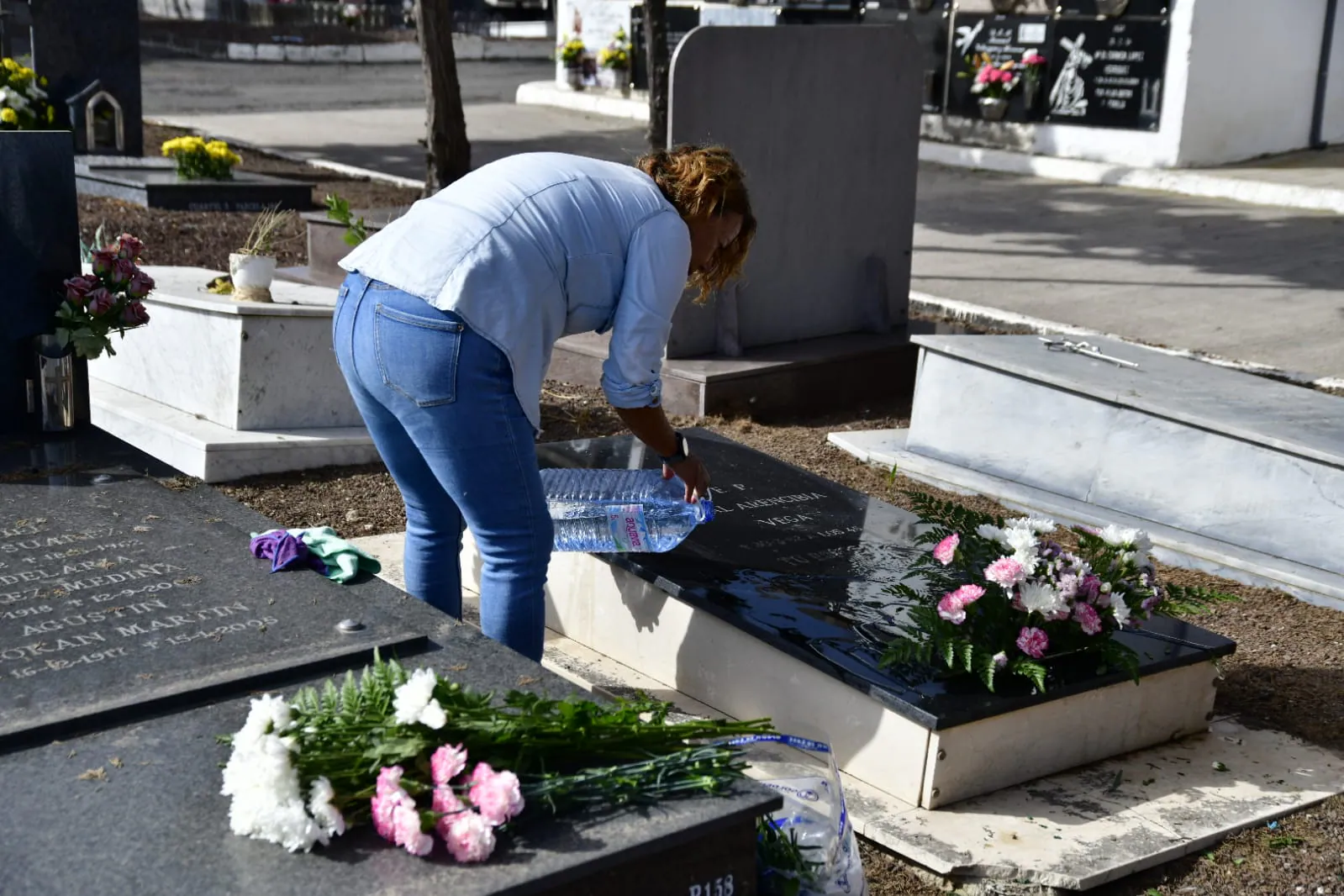 Fotos: Múltiples visitas en el cementerio de San Lázaro por el Día de Todos los Santos