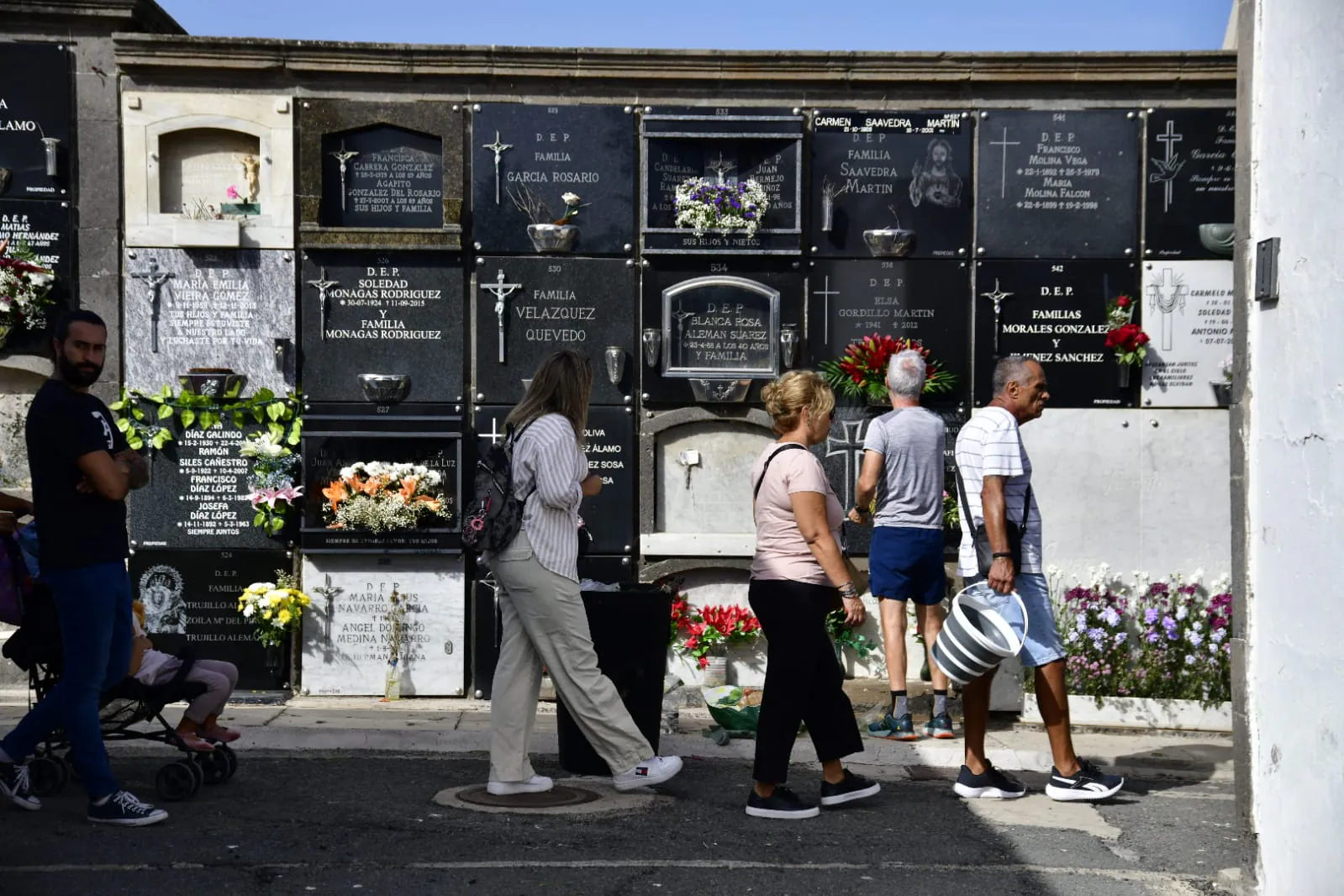 Fotos: Múltiples visitas en el cementerio de San Lázaro por el Día de Todos los Santos