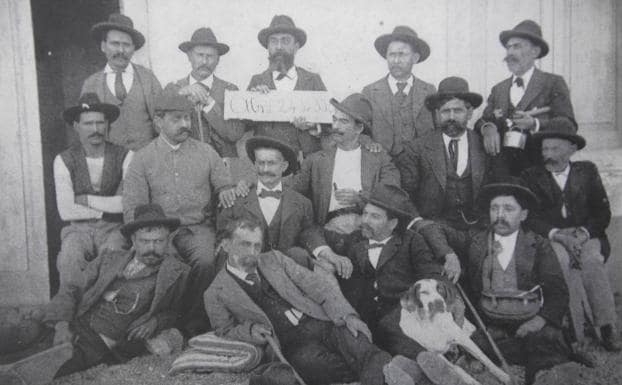 Celebración del nombramiento del agüimense Juan Alvarado y Saz como ministro de Marina en 1906. En la foto, publicada también en el libro, aparecen su padre Pedro Alvarado Díaz, familiares y varios amigos de Agüimes. 