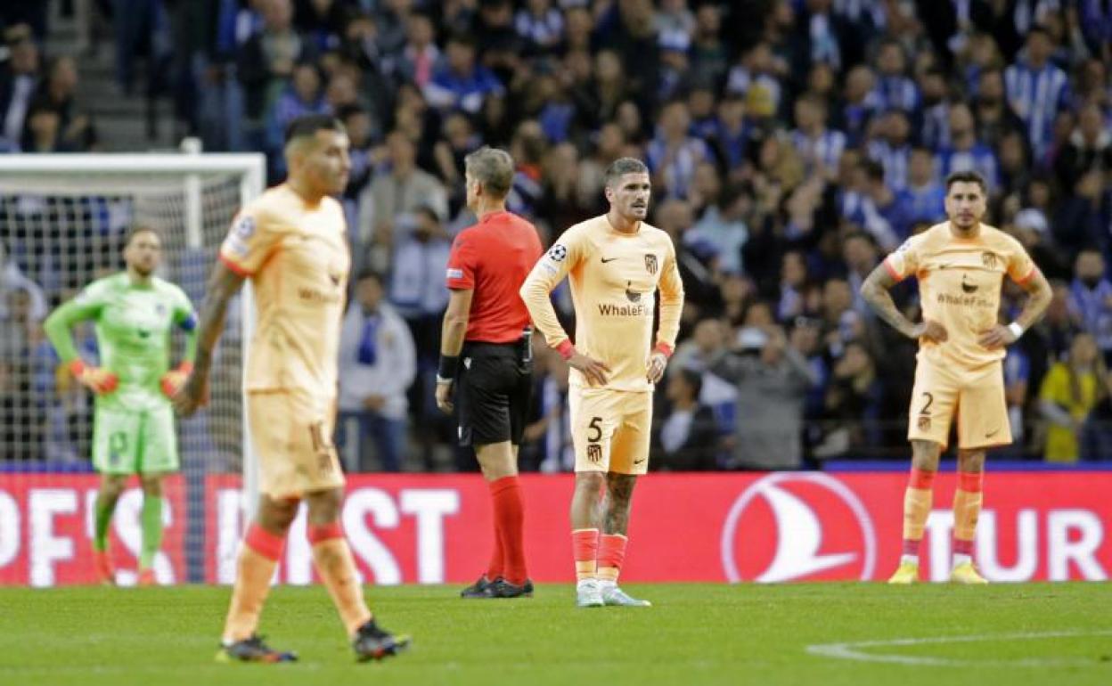 Los futbolistas del Atlético, abatidos tras uno de los goles del Oporto. 