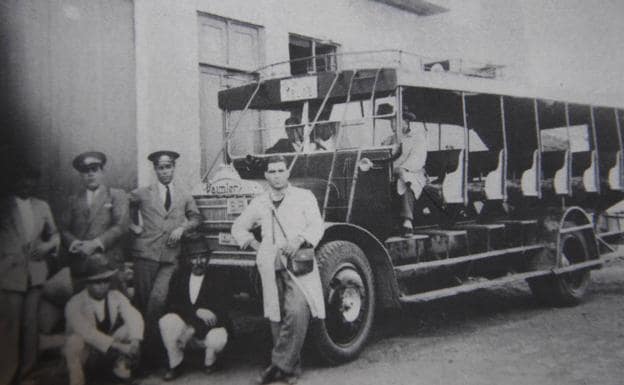 El coche de hora de Melián con José Rodríguez Mena, Dieguito el Barrendero, etcétera, en la carretera general de Agüimes. 