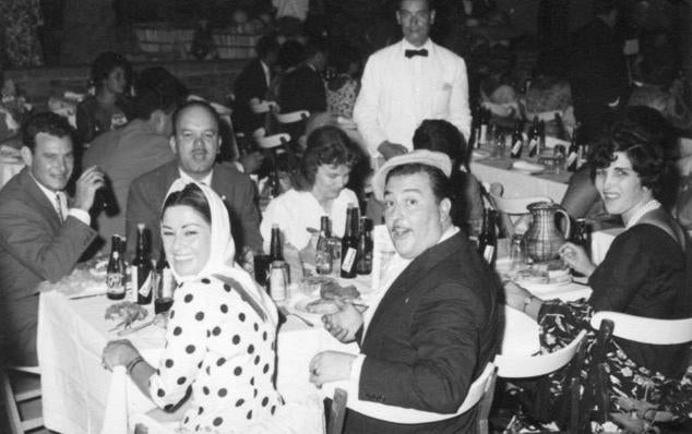 Jane y su esposo compartiendo mesa con Pinito del Oro. 