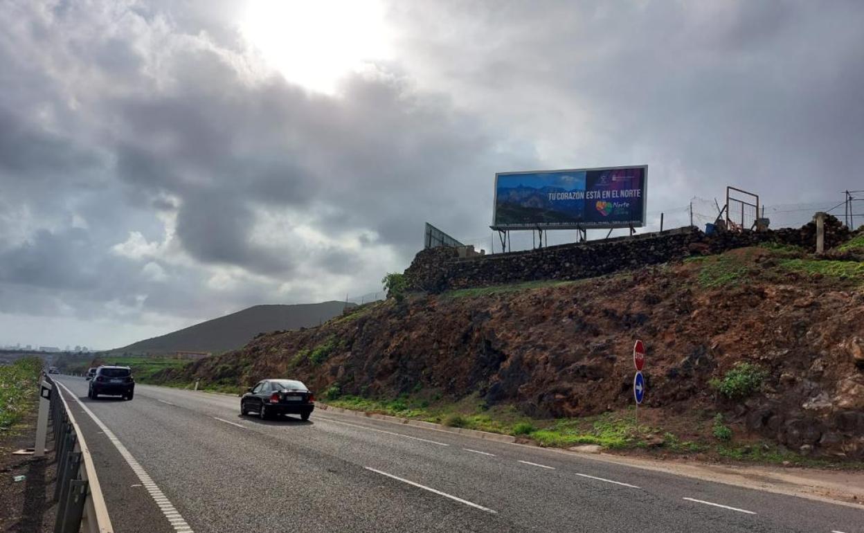 Imagen de una valla publicitaria en la carretera del Norte. 