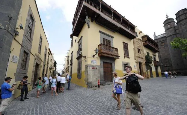 Imagen de archivo de turistas visitando la zona de Vegueta, en la capital grancanaria. 