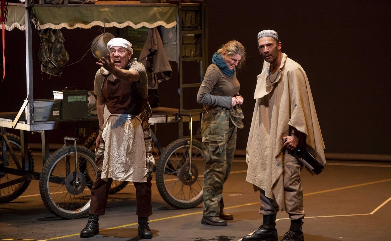 Saulo Valerón, Lili Quintana y Toni Báez, en 'Madre'. 