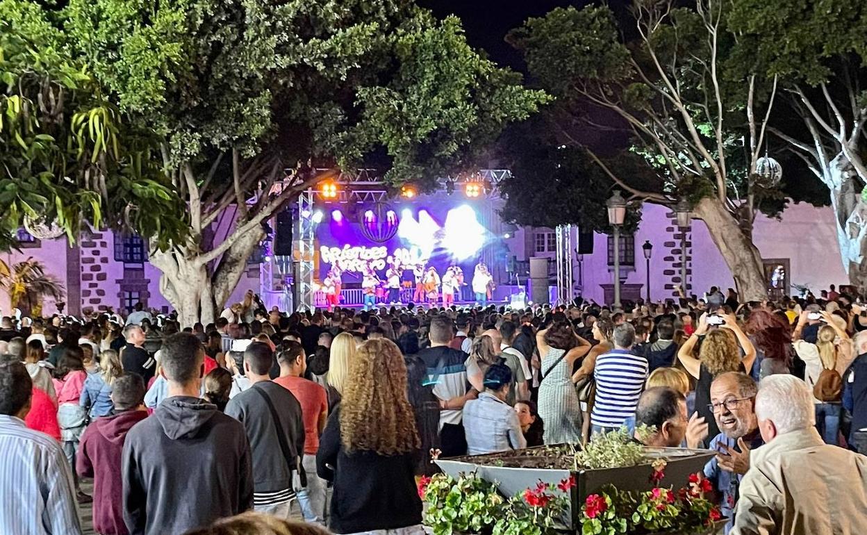 La plaza de San Juan se abarrotó la noche del lunes en la víspera del Día de Todos los Santos. 
