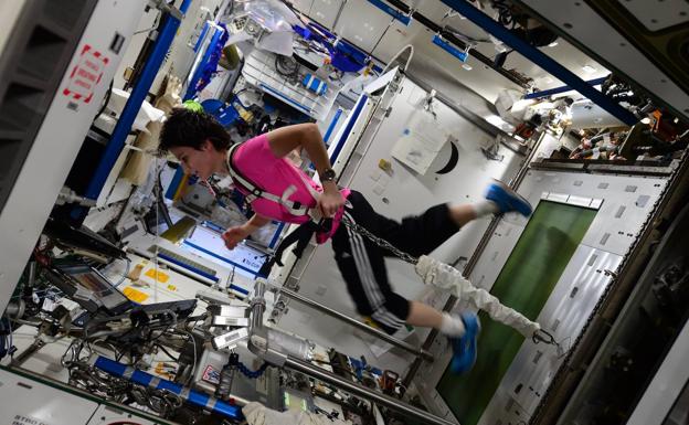 La astronauta europea Samantha Cristoforetti, actual comandante de la Estación Espacial Internacional, hace ejercicio en el complejo orbital. 