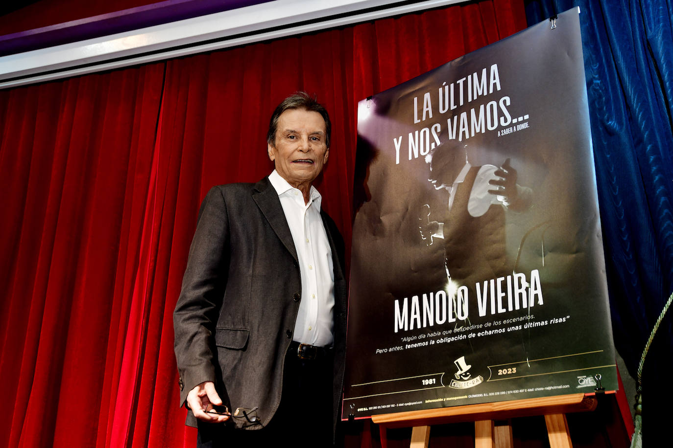 Manolo Vieira, en el Chistera, junto al cartel de su último show. 