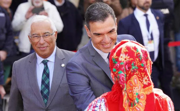 El presidente del Gobierno junto al líder portugués, António Costa, en la cumbre hispano-lusa celebrada en Viana do Castelo 