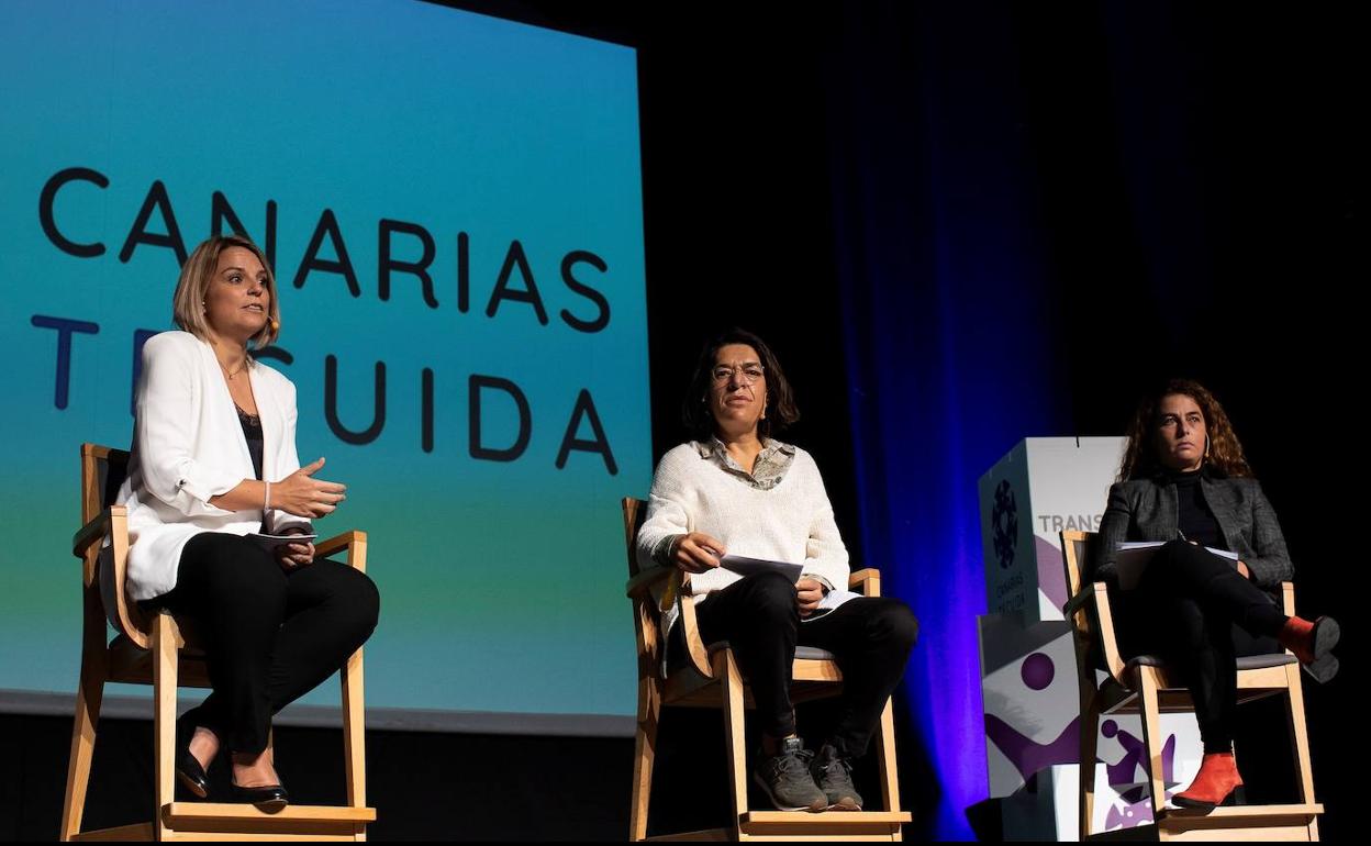 Imagen de archivo de la presentación del plan Canarias Te Cuida con la consejera de Derechos Sociales, Noemí Santana (i) y las viceconsejeras Sylvia Jaen (c) y Gemma Martínez. 