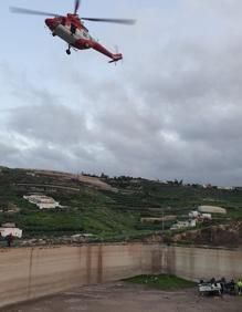 Imagen secundaria 2 - Grave tras caer con su coche al interior de un estanque, sin agua, en Firgas