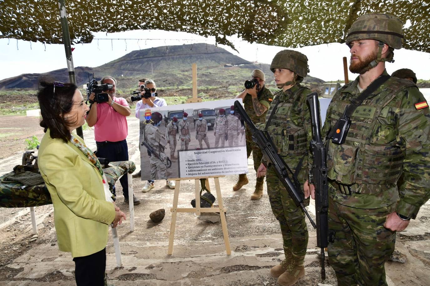 Fotos: La ministra de Defensa, Margarita Robles, visita la base del Ejército de Tierra General Alemán Ramírez y el Arsenal de la Armada