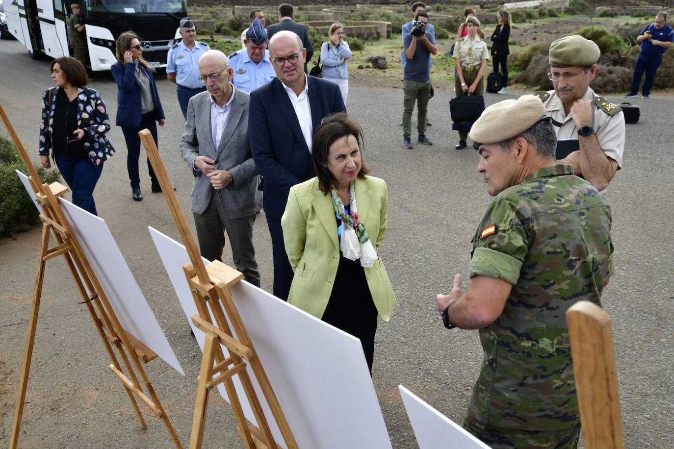 Fotos: La ministra de Defensa, Margarita Robles, visita la base del Ejército de Tierra General Alemán Ramírez y el Arsenal de la Armada