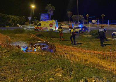 Imagen secundaria 1 - Una conductora ebria acaba dentro de la rotonda de Hoya de la Plata