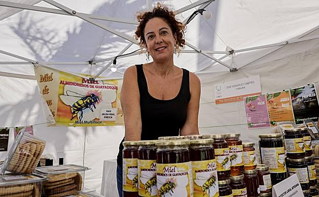 Isaura González, en su puesto de Miel Almendreros de Guayadeque. 