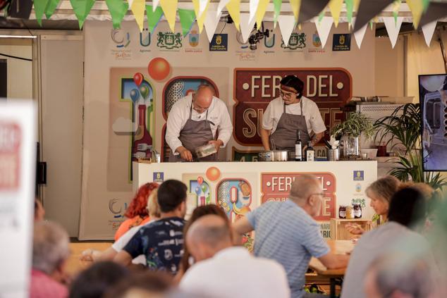El chef Nelson Pérez, a la izquierda, en plena faena ante el público congregado en torno a 'Cocinando el Sureste'.