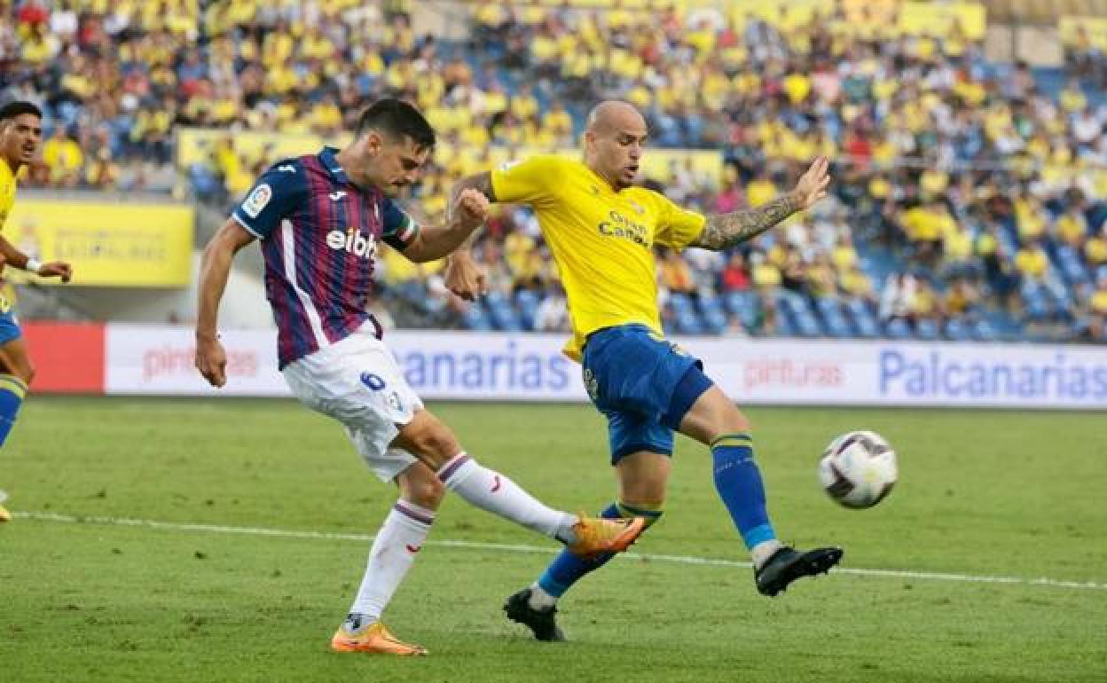 Sandro pelea la pelota. 