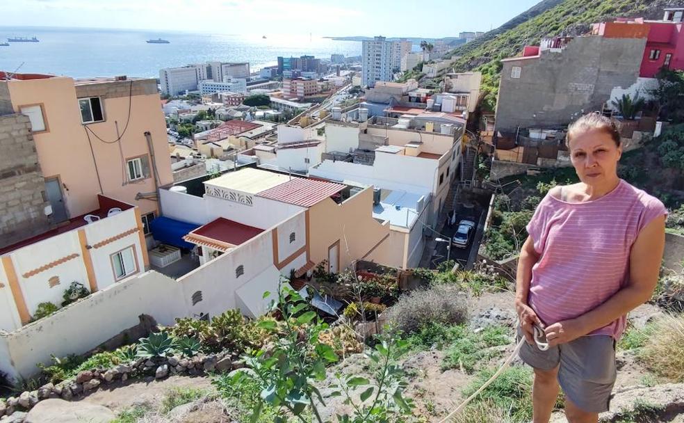 Rosario muetra el lugar dede el que cayó la última piedra sobre su vivienda. 