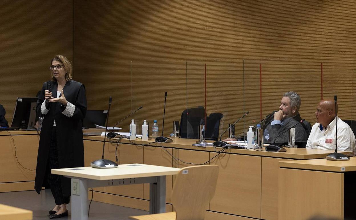 En la imagen, la fiscal Inés Herreros expone los cargos ante el tribunal. El acusado, a la derecha. 