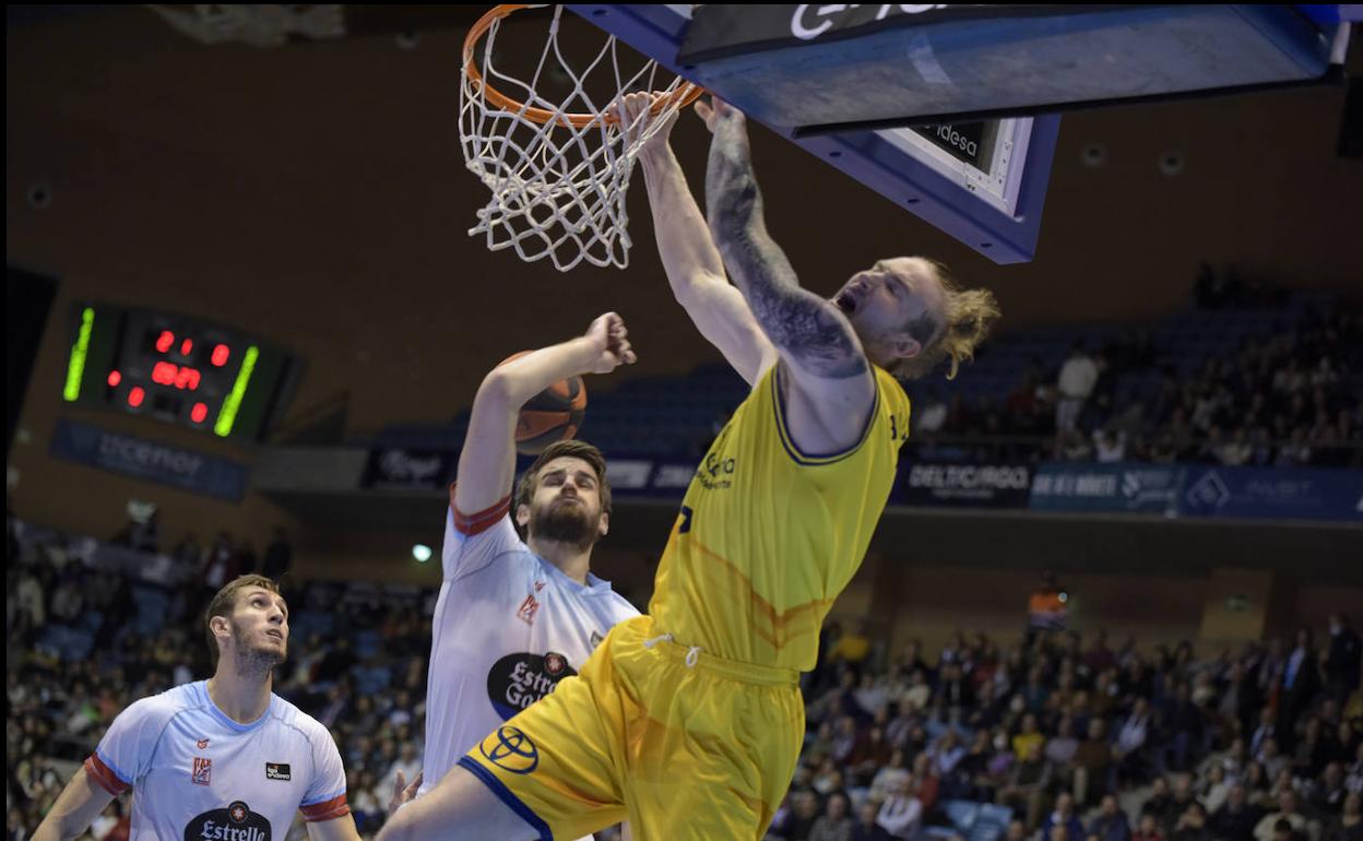 El pívot polaco del Club Baloncesto Gran Canaria, Olek Balcerowski, machaca el aro del Monbus Obradoiro. 