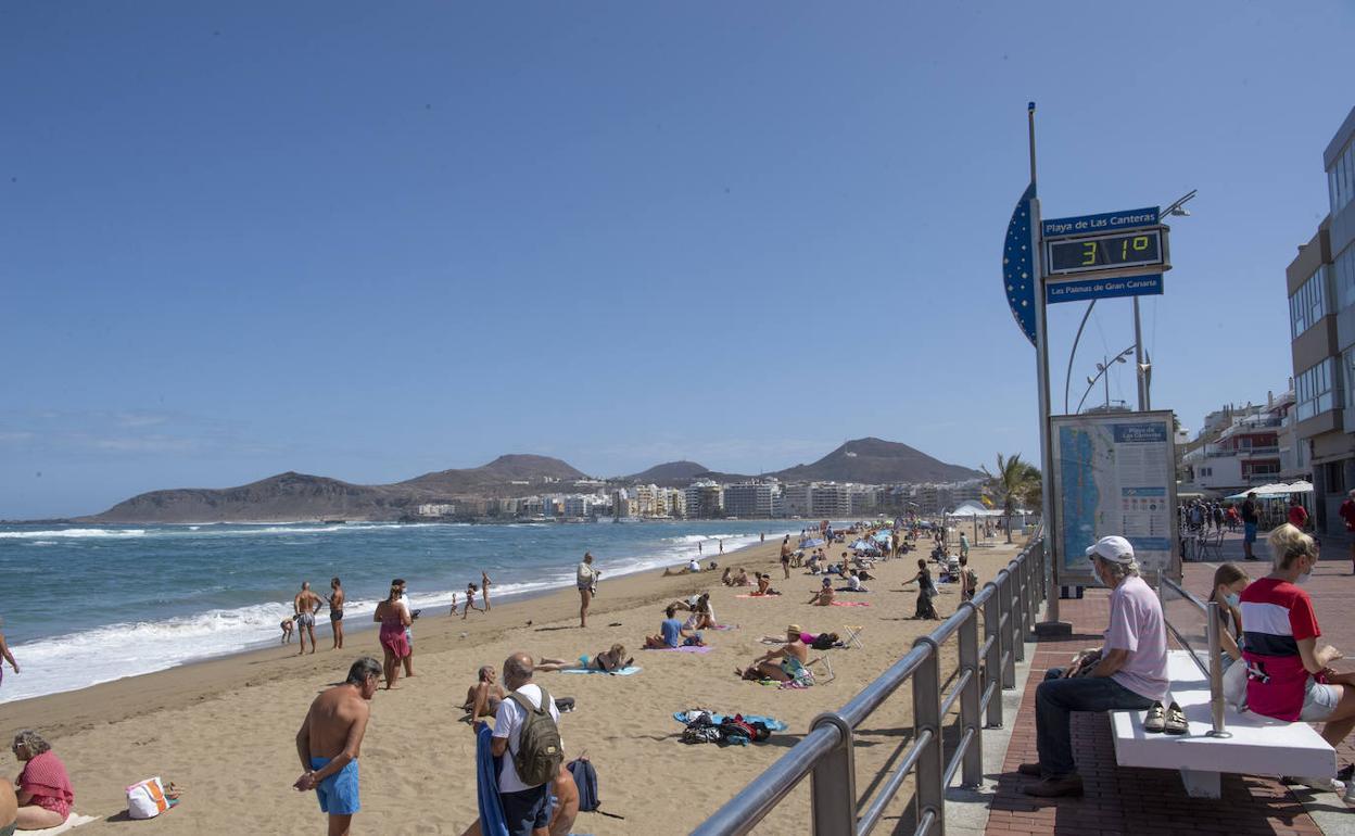 imagen de archivo de la playa de Las Canteras. 