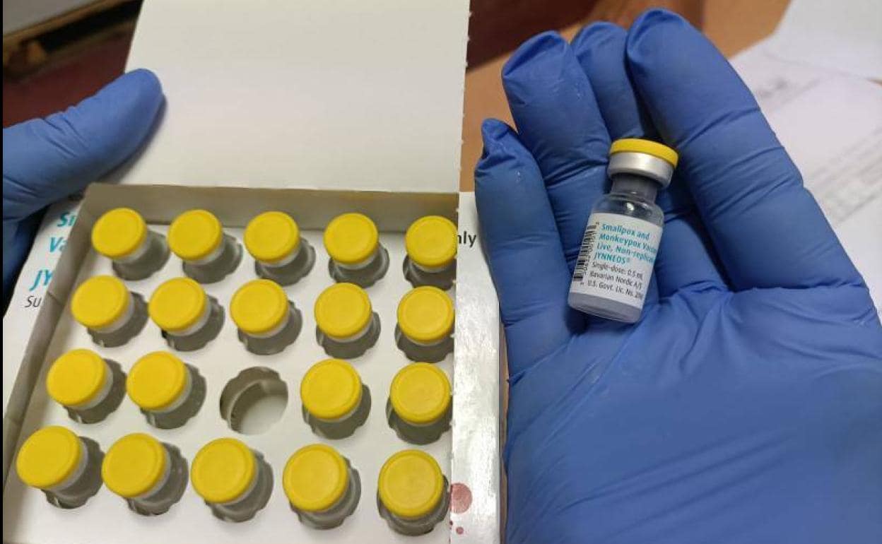 Imagen de archivo de viales de la vacuna contra la viruela del mono. 