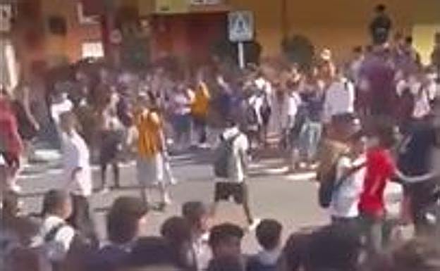 Pelea multitudinaria a la salida de un instituto en Tenerife.