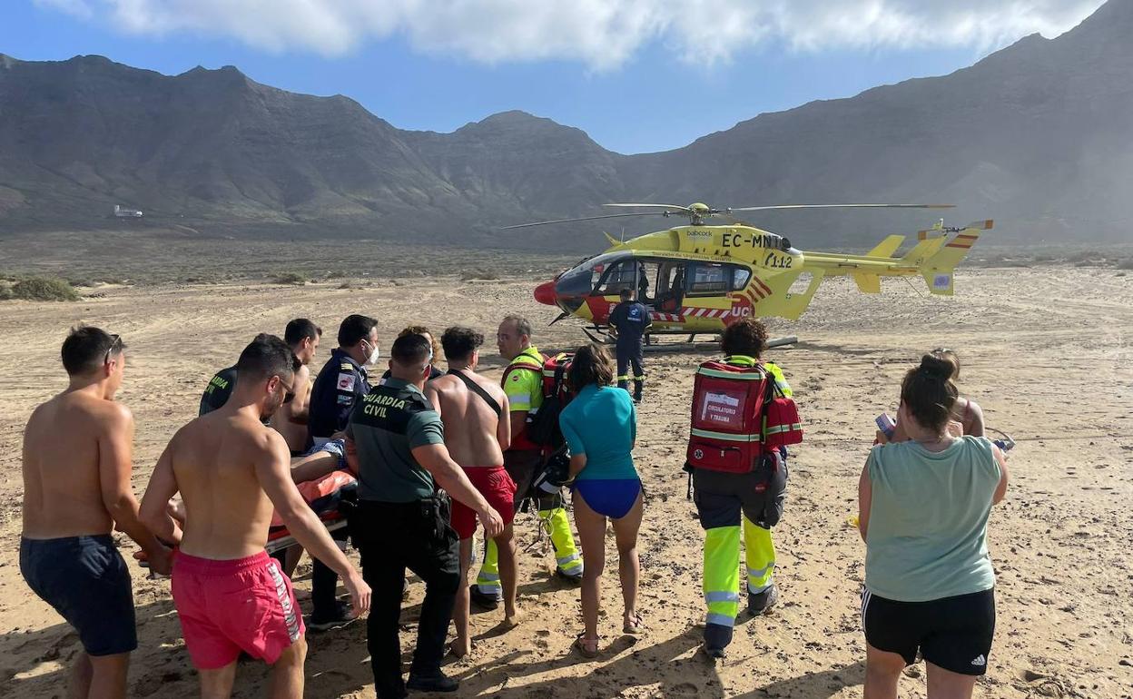 Imagen del momento en el que el personal del SUC rescata al hombre con signos de ahogamiento en la playa del Cofete, Fuerteventura. 