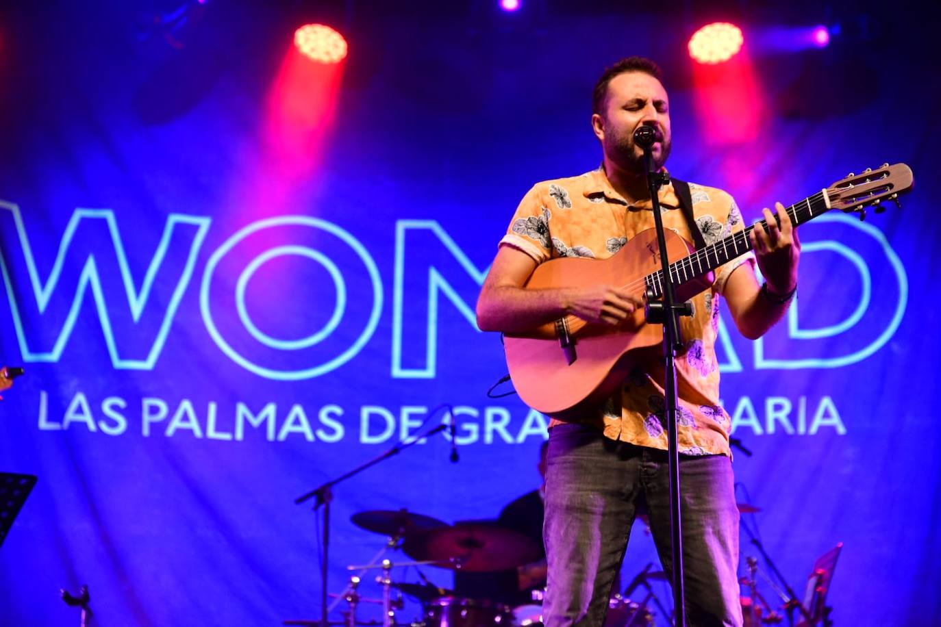 El artista Víctor Lesme hace sonar los primeros acordes del WOMAD 2022