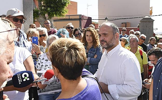 La alcaldesa se dirige a los vecinos en presencia del consejero José Antonio Valbuena. 
