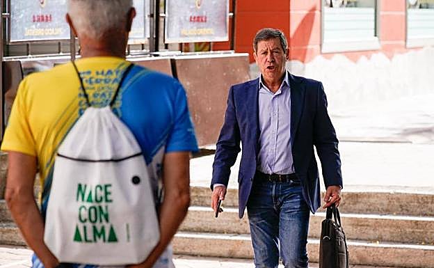 El primer edil poco antes de prestar declaración como investigado en los juzgados de Arucas. 