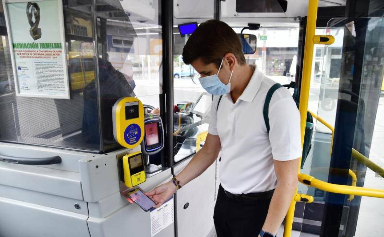 Un usuario de Guaguas Municipales paga un viaje con uno de los bonos existentes. 