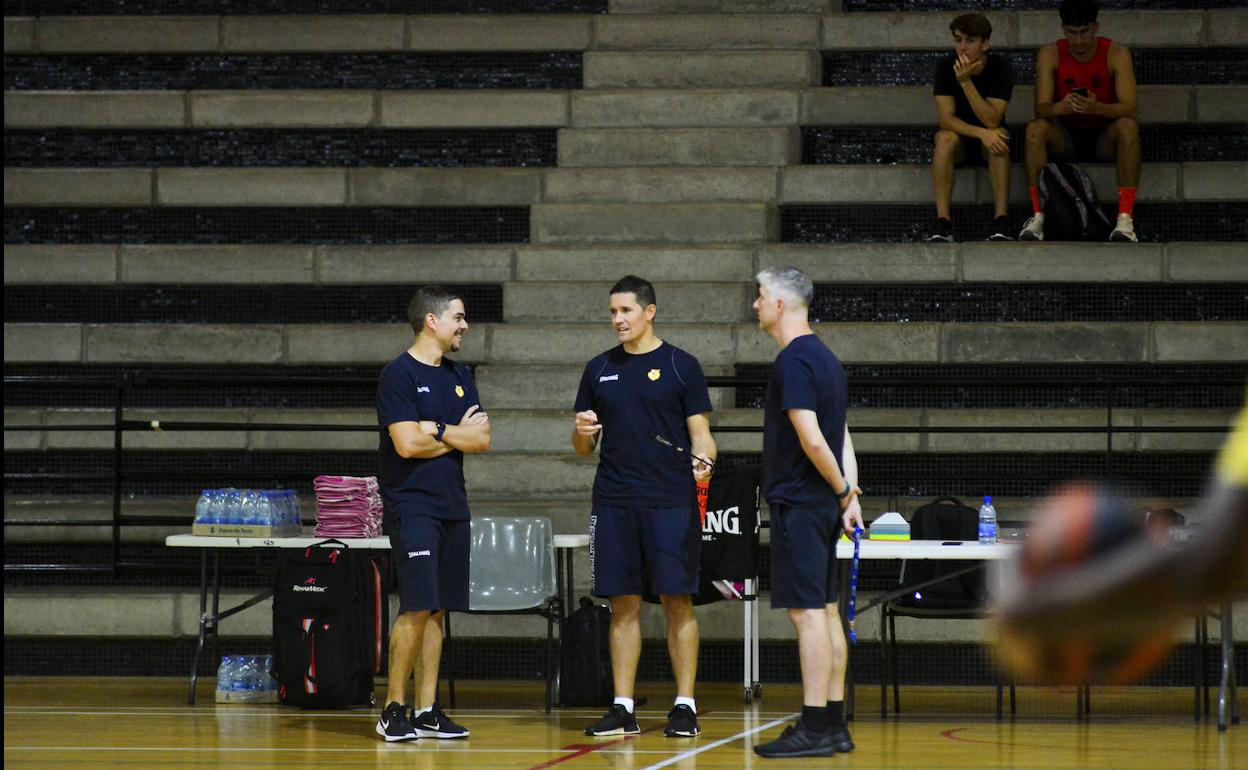 Jaka Lakovic -centro- se dirige a sus asistentes Asier Setién -izquierda- y Manuel Peña. 